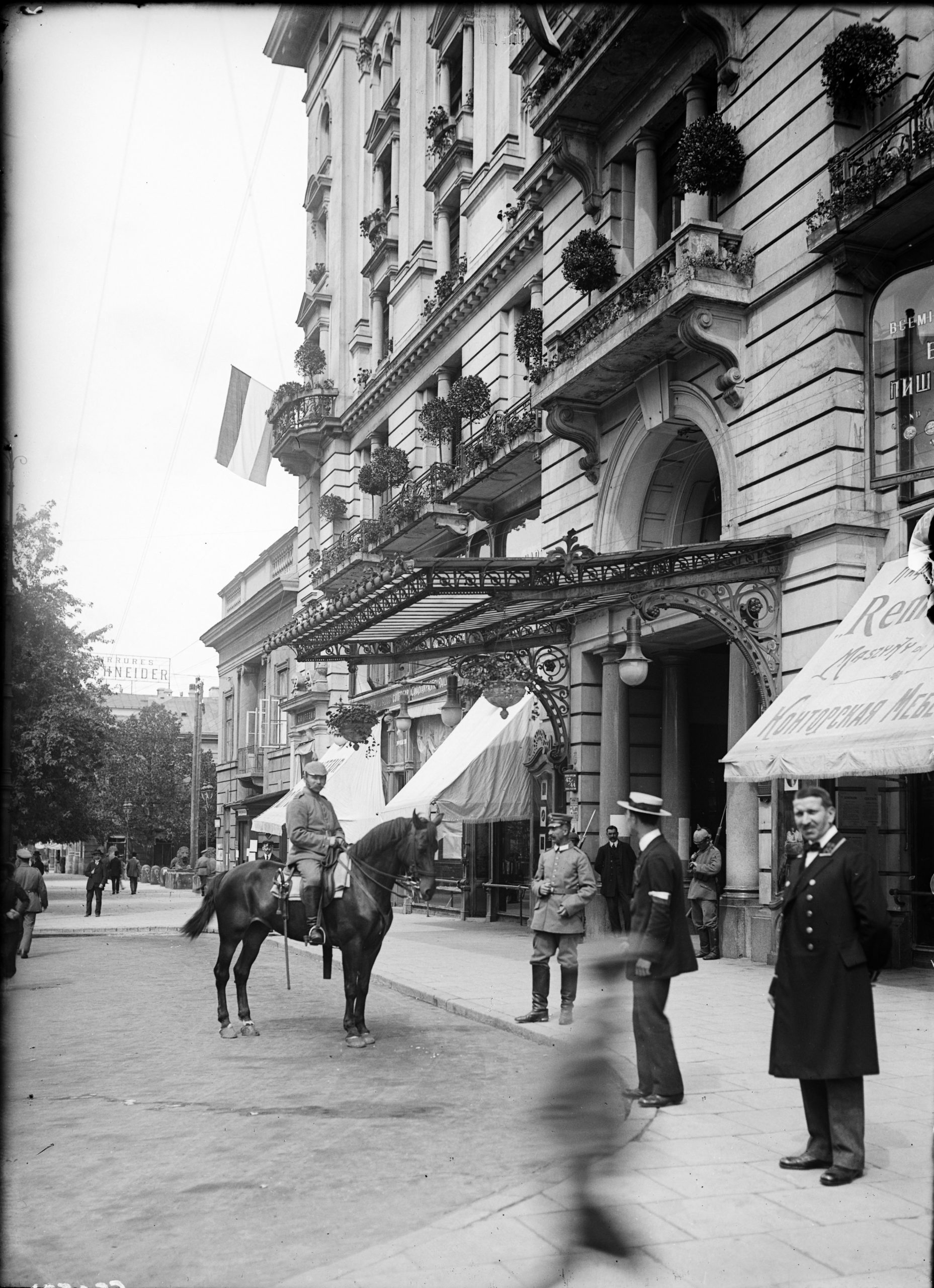German soldiers and the Citizens’ Guard in front of the Bristol Hotel, August 1915, photo: Henryk Poddębski, property of the Museum of Warsaw